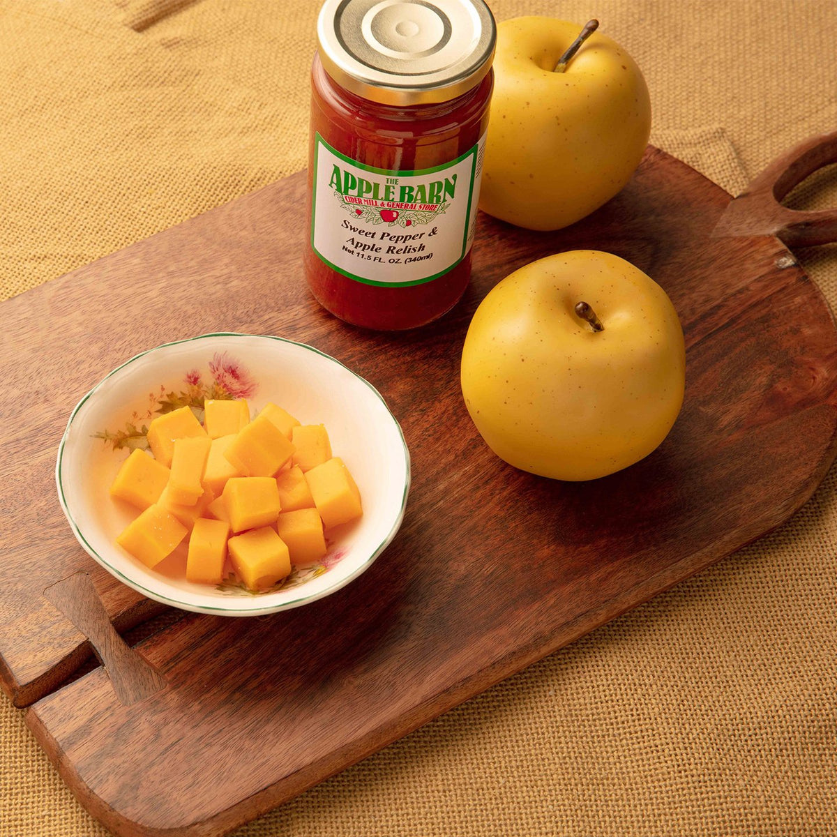Sweet pepper and apple relish with cheese and apples